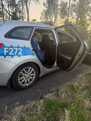 Odnaleziona kobieta siedzi w radiowozie.