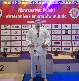 Policjant na podium w judo.