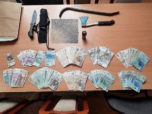 Przedmioty i pieniądze znalezione przy mężczyźnie.