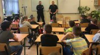 Dzielnicowi na spotkaniu z uczniami w szkole podstawowej.