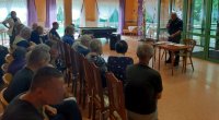 Dzielnicowi rozmawiają z seniorami o bezpieczenstwie