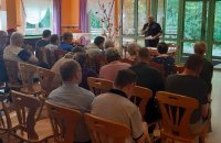 Dzielnicowi rozmawiają z seniorami o bezpieczenstwie