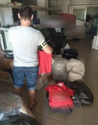 Policjanci zabezpieczają podrobioną odzież