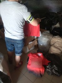 Policjanci zabezpieczają podrobioną odzież