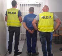 Zatrzymani mężczyźni prowadzeni i przesłuchiwani przez policjantów