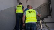 Zatrzymani mężczyźni prowadzeni i przesłuchiwani przez policjantów