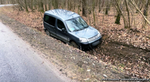 pojazd na miejscu zdarzenia w przydrożnym rowie melioracyjnym