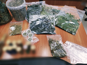 torebki foliowe i słoiki z zabezpieczonymi przez policjantów narkotykami