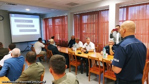 spotkanie robocze w siedzibie tomaszowskiej jednostki policji. na sali odpraw zasiadają przedstawiciele wszystkich zaproszonych służb, z którymi policjanci na co dzień współpracują