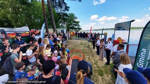 inauguracja sezonu wodnego 2022 nad brzegiem Zalewu Sulejowskiego w Smardzewicach. Na zdjęciu widoczni licznie zgromadzeni uczestnicy spotkania