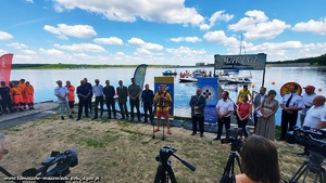inauguracja sezonu wodnego 2022 nad brzegiem Zalewu Sulejowskiego w Smardzewicach. Na zdjęciu widoczni licznie zgromadzeni uczestnicy spotkania