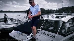 policjant schodzi z pokładu policyjnej łodzi patrolowej