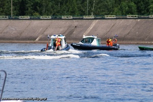 łodzie ratownicze i ratownicy w symulacji akcji ratunkowej ratującej życie topielcom
