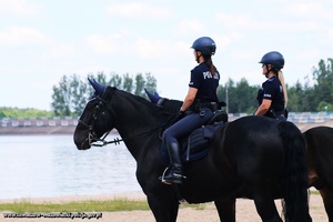 policjantki na koniach służbowych w rejonie plaży