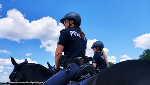 dwie umundurowane policjantki na koniach służbowych