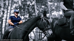 dwie umundurowane policjantki na koniach służbowych