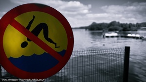 znak zakazujący skoków do wody