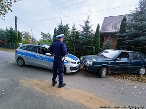 policyjny radiowóz blokuje drogę ucieczki osobowemu polonezowi