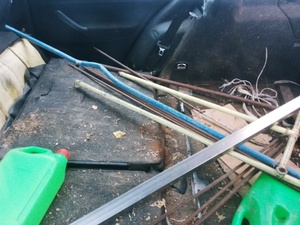 elementy metalowe ujawnione przez policjantów we wnętrzu auta, którym poruszał się sprawca