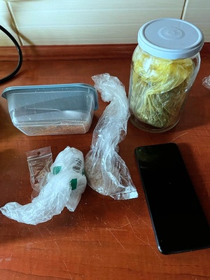 narkotyki w foliowych torebkach i słoiku zabezpieczone do sprawy przez policjantów