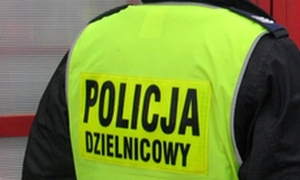 policjant w kamizelce odblaskowej z napisem Policja Dzielnicowy