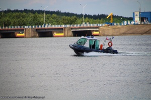 policyjna łódź płynie po zalewie