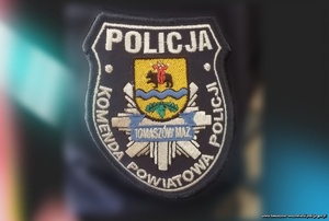 Naszywka na mundur z napisem Komenda Powiatowa Policji oraz logo policyjne z napisem Tomaszów Mazowiecki i godłem powiatu tomaszowskiego.