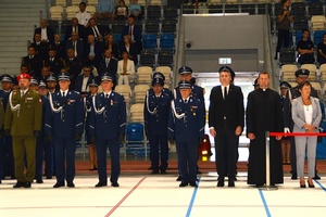Trybuna honorowa z szefostwem łódzkiego garnizonu Policji i zaproszonymi gośćmi.
