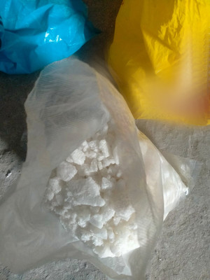 Biały proszek w foliowej torebce