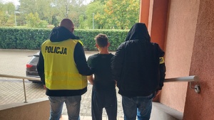 Funkcjonariusze Policji z zatrzymanym dwudziestolatkiem.