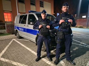 Patrol Referatu Patrolowo- Interwencyjnego KPP w Tomaszowie Mazowieckim w składzie (od lewej) starszy posterunkowy Sebastian Słodkowicz i starszy sierżant Gustaw Domżalski.