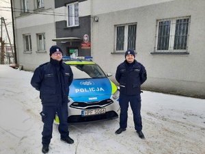 Umundurowani funkcjonariusze z komisariatu w Rokicinach, którzy uratowali wyziębionego mężczyznę.