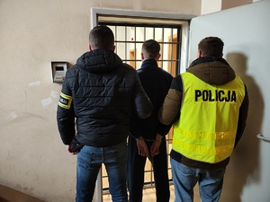Funkcjonariusze Policji z zatrzymanym 21-latkiem.