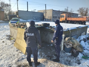 Dzielnicowy kontrolujący opuszczoną piwnicę.