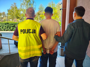 Funkcjonariusze policji z zatrzymanym sprawca rozboju.