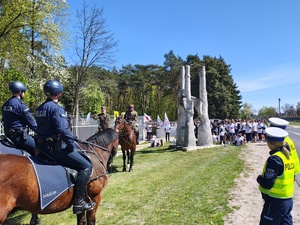 Funkcjonariusze Ogniwa Konnego i Wydziału Ruchu Drogowego zabezpieczający trasę biegu.