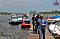 Po okolicznościowym przecięciu wstęgi przez Wojewodę Łódzkiego i Komendanta Wojewódzkiego Policji w Łodzi oraz przekazanie kluczyków od łodzi, tomaszowskiej Policji Wodnej przepłynięcie dwóch łodzi policyjnych po zbiorniku wodnym oraz powrót na plażę