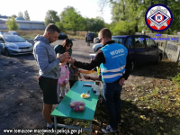 Policjanci z tomaszowskiej drogówki przy udziale pracowników Wojewódzkiego Ośrodka Ruchu Drogowego w Piotrkowie Trybunalskim prowadzą działania pod nazwą  jabłko czy cytryna oraz fotelik. Prowadzą kontrolę pojazdów oraz poprawności instalacji w pojazdach fotelików służących do przewożenia dzieci.