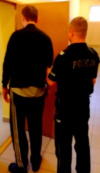 Policjant z mężczyzną.