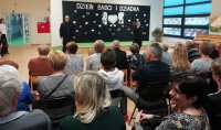 Umundurowani policjanci na spotkaniu z seniorami