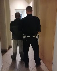 Policjant i osoba zatrzymana.