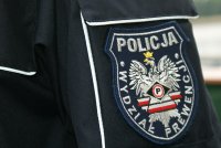 emblemat na rękawie kurtki z napisem Policja Wydział Prewencji