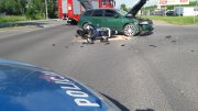 Za radiowozem widoczny leżący motocykl oraz stojący uszkodzony samochód.