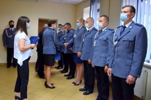 Policjanci otrzymujący mianowania od Komendanta Powiatowego Policji w Rawie Mazowieckiej.