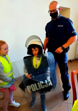Policjant i dziecko.