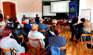 Policjanci i widzowie oglądają film o oszustwach starszych osób.