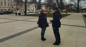 policjantka rozmawiająca z kobietą i dająca jej odblask