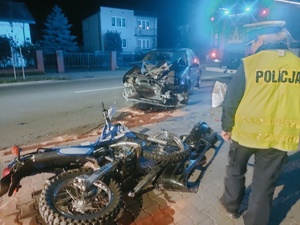 Umundurowana policjantka obok rozbitych pojazdów.