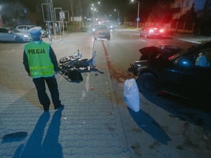 Umundurowana policjantka na miejscu wypadku.