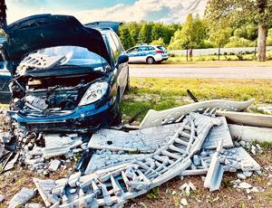 Samochód rozbity oraz betonowy płot uszkodzony.